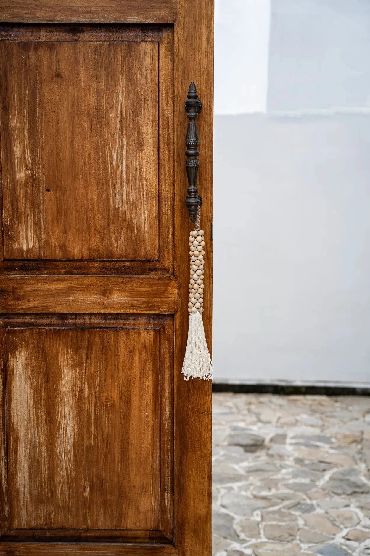 Porte en bois brun foncé avec poignée en laiton ornée
