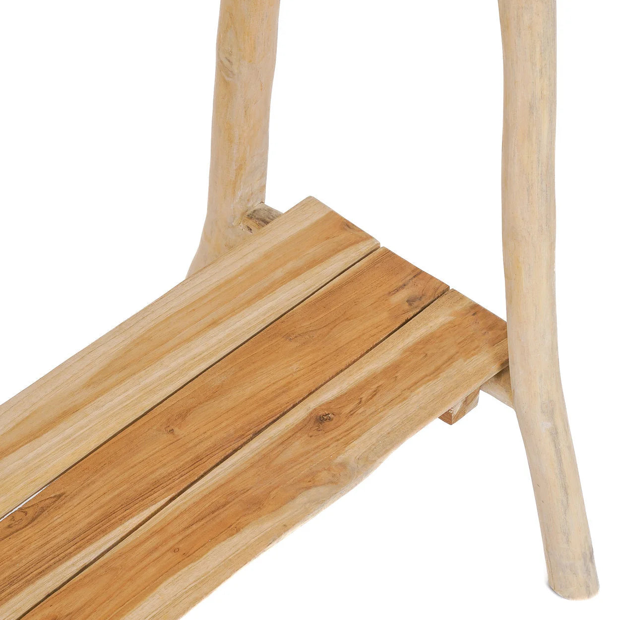 Chemise blanche boutonnée suspendue à un portant en teck naturel 120x50 cm