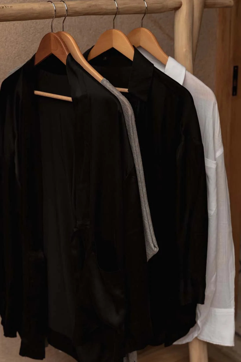 Portant à vêtements en teck naturel 120x50 cm avec blouse satin noir