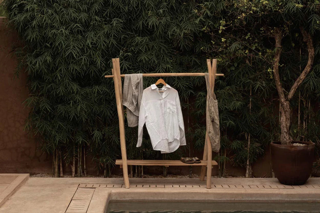 Chemise blanche boutonnée sur portant à vêtements en teck naturel 120x50 cm