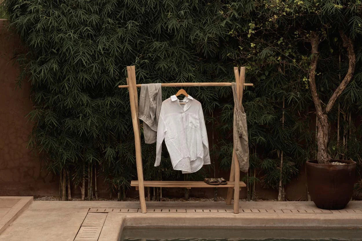 Chemise blanche boutonnée sur portant à vêtements en teck naturel 120x50 cm