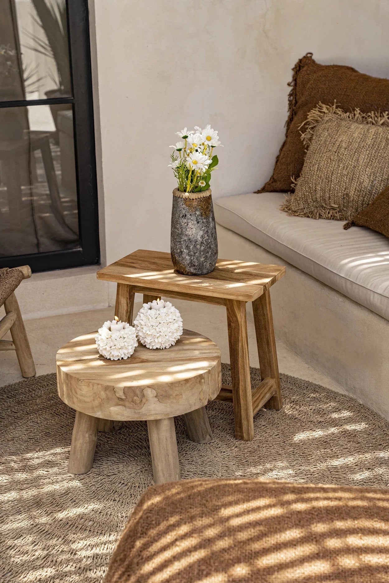 Table basse en bois rustique fini naturel avec porte-bougie coquillages blancs motif floral boule décorative