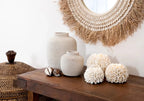 Vase céramique blanc texturé sur table bois rustique, porte-bougie coquillages floraux