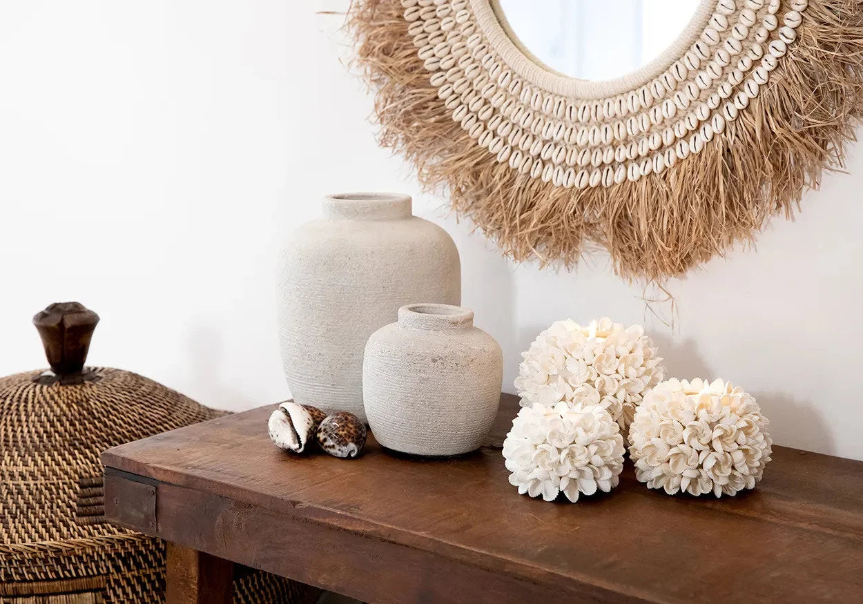 Vase céramique blanc texturé sur table bois rustique, porte-bougie coquillages floraux