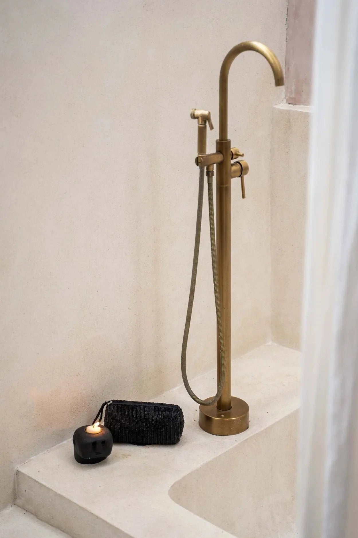 Robinet de baignoire en laiton brossé avec douchette à main, style moderne et élégant