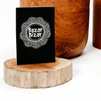 Porte-cartes décoratif en racine de teck avec panneau noir et logo mandala blanc