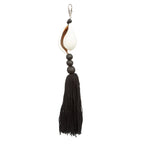Porte-clés coquillage cauri noir et blanc avec pompon en coton et perles