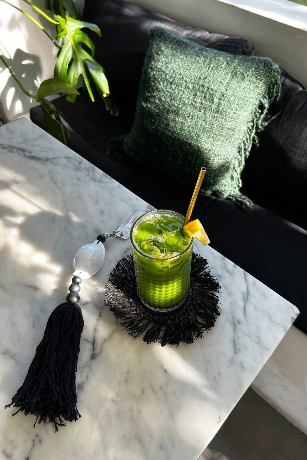 Mojito menthe verte avec quartier de citron vert et paille dorée dans verre clair