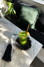 Mojito menthe verte avec quartier de citron vert et paille dorée dans verre clair