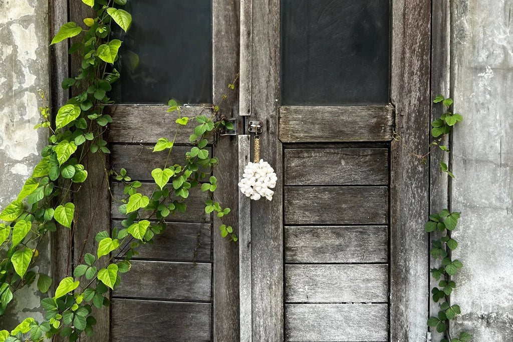 Porte-clés en coquillages blancs et corde herbe marine avec porte en bois ancien