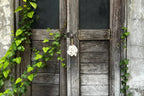 Porte-clés en coquillages blancs et corde herbe marine avec porte en bois ancien