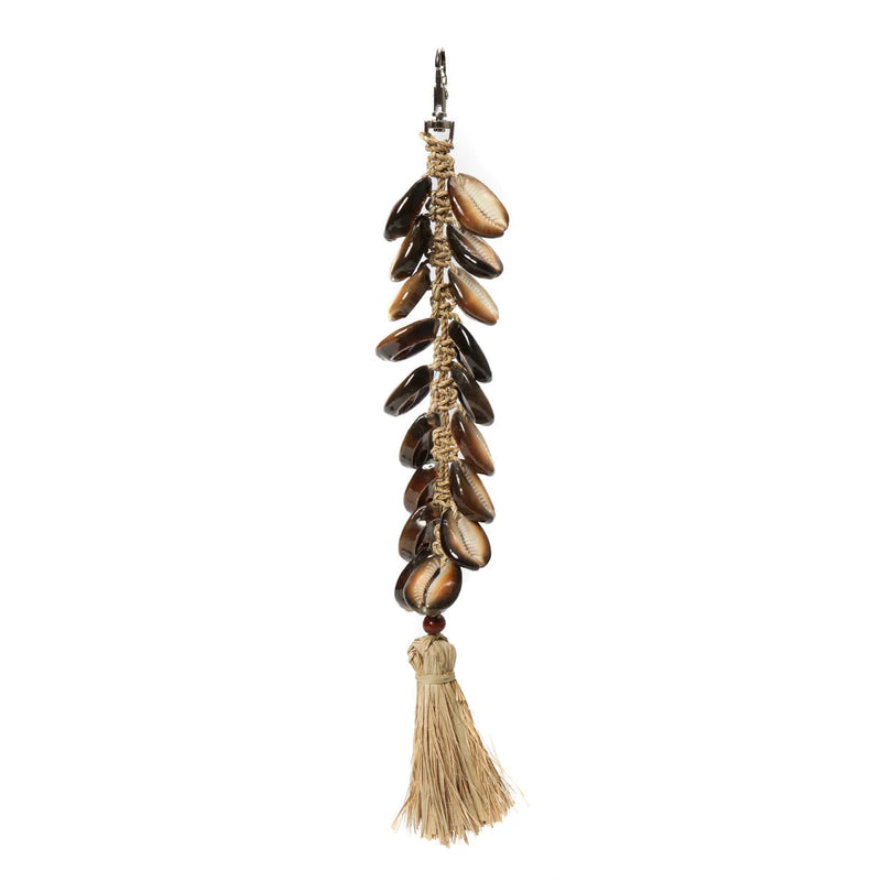 Porte-clés en coquillages cauris et raphia naturel brun caramel