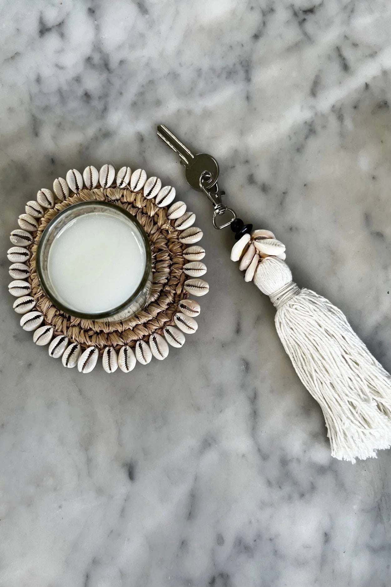 Porte-clés coquillages avec pompon coton blanc cassé et perles noires, décoration nautique