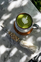 Latte matcha vert avec design feuille blanche dans mug céramique