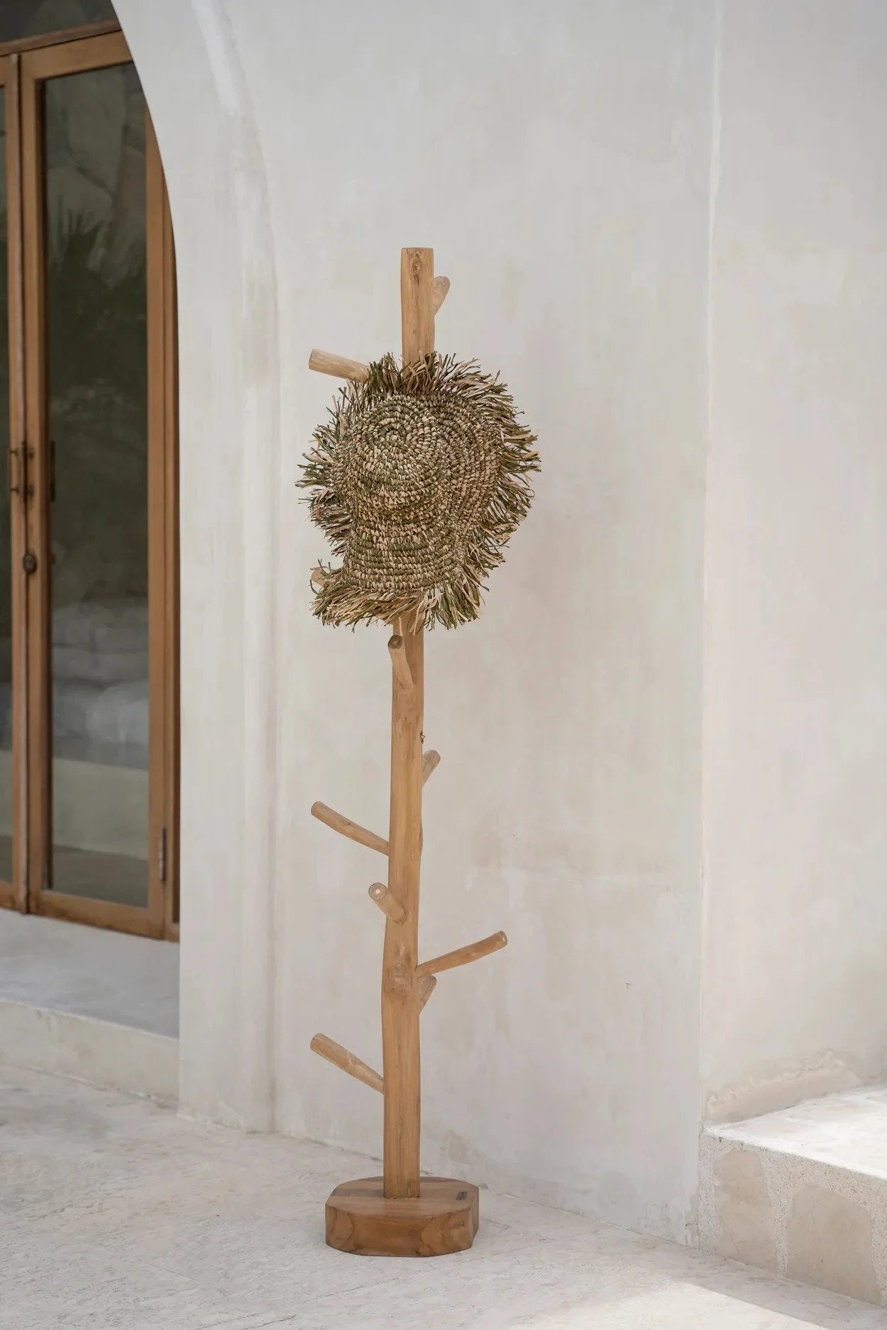 Porte-manteau arborescent en bois de teck naturel avec chapeau en paille suspendu