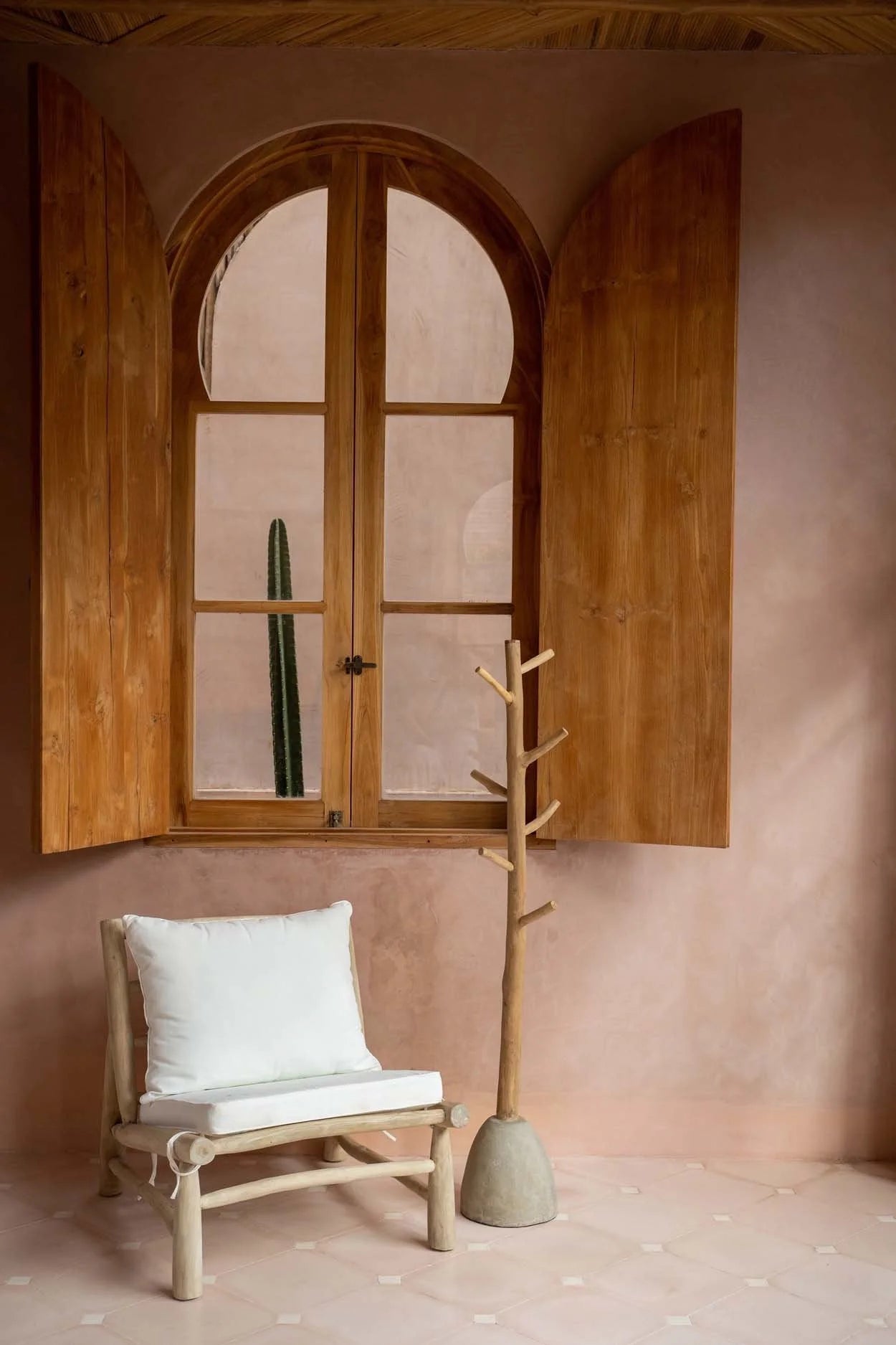 Portemanteau en bois de teck clair base béton forme arbre – H150 cm