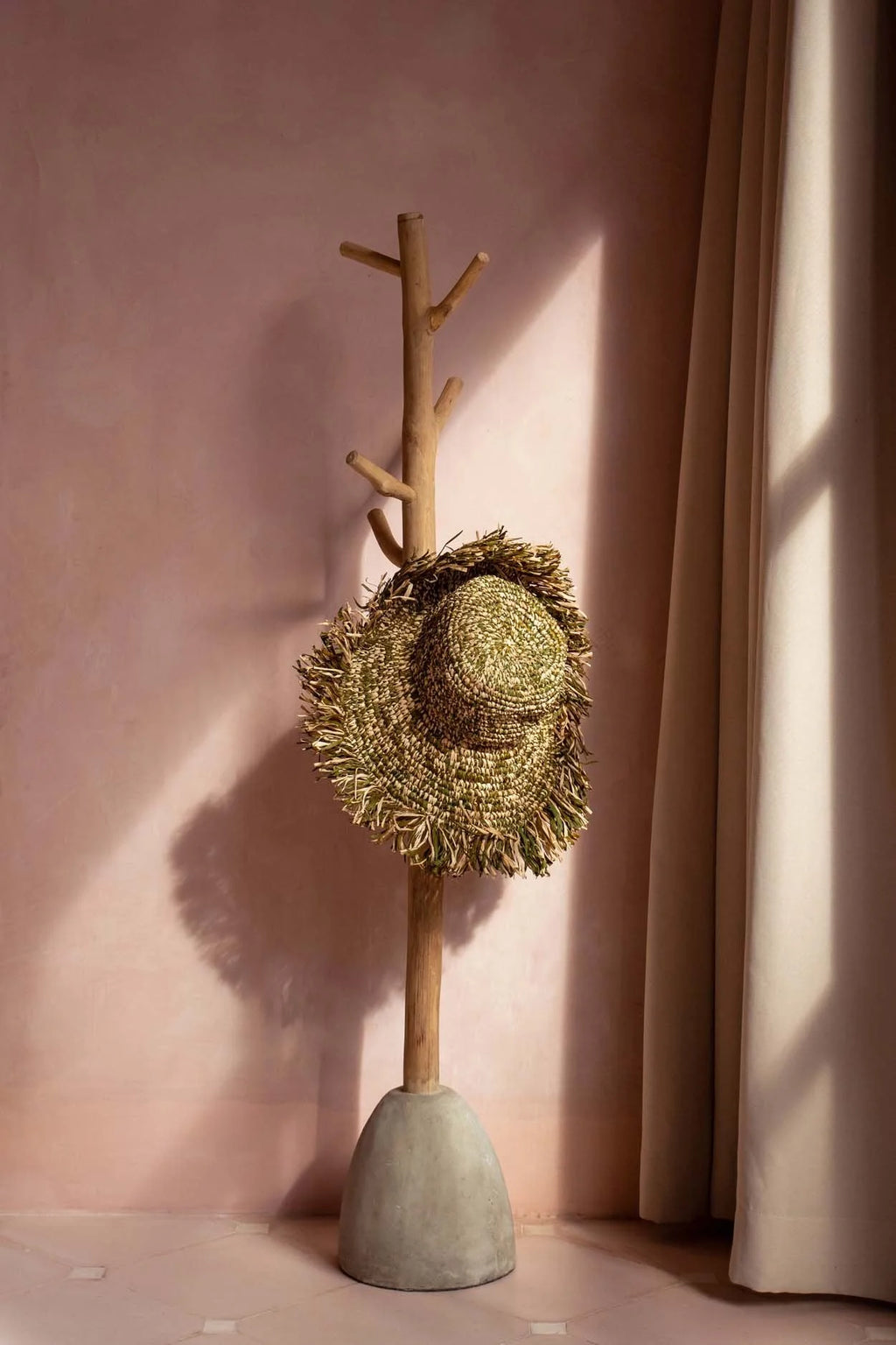 Portemanteau en bois de teck clair base béton forme arbre – H150 cm