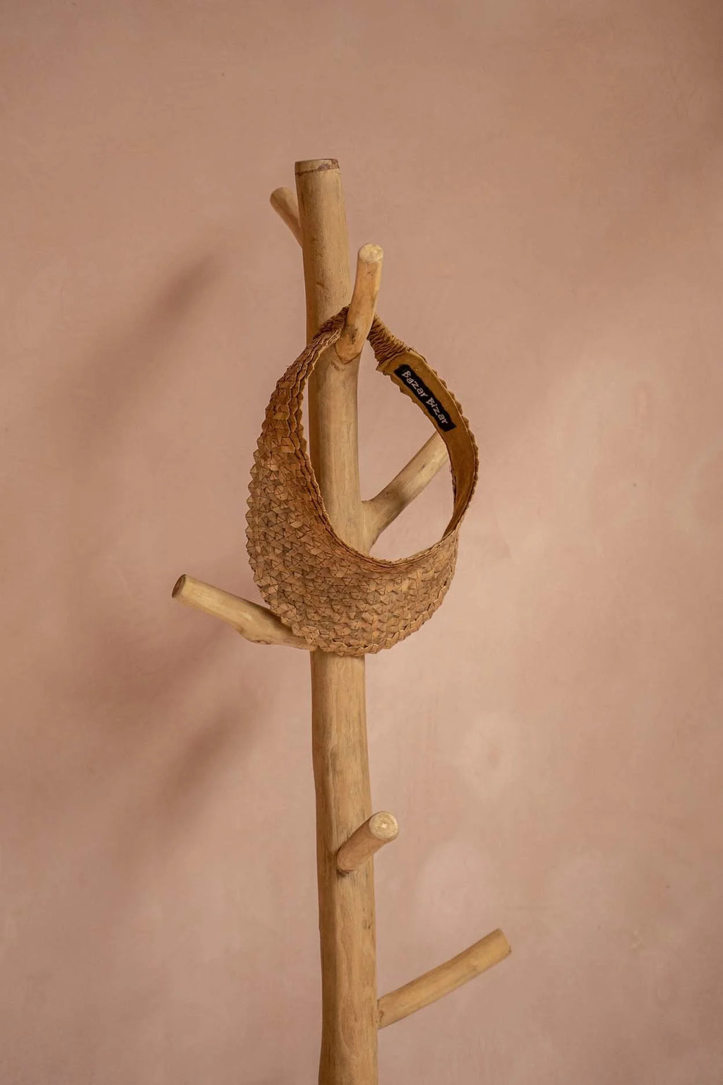 Portemanteau en bois de teck clair base béton forme arbre – H150 cm