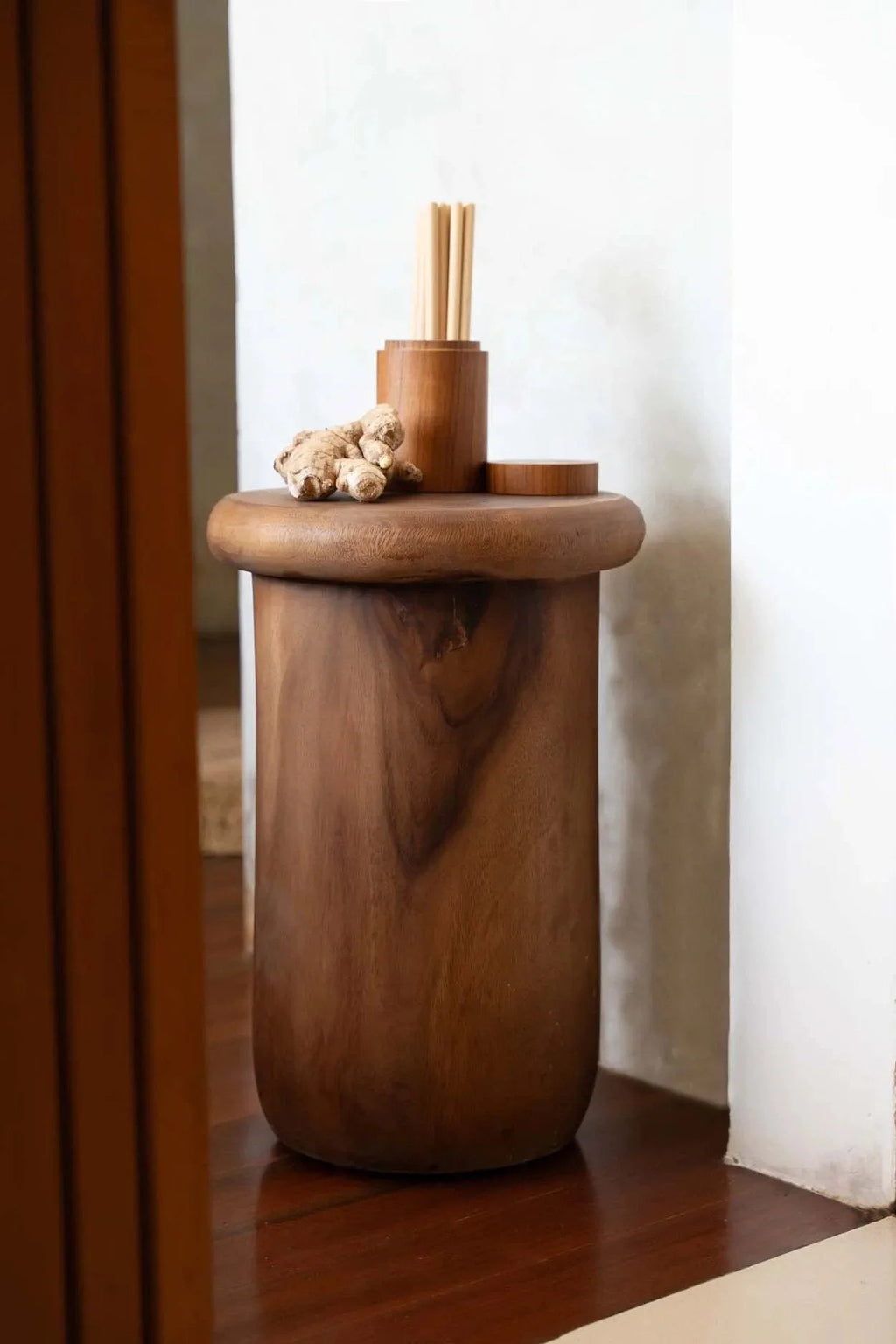 Pot décoratif en racine de teck sculptée finition naturelle
