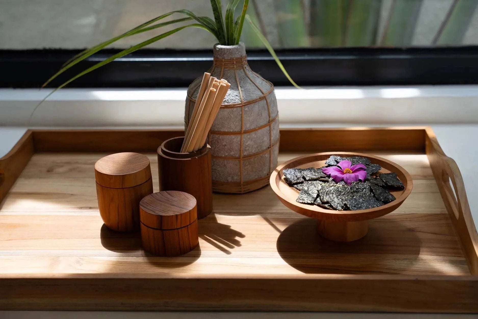 Pot en teck sculpté cylindrique – Bois naturel