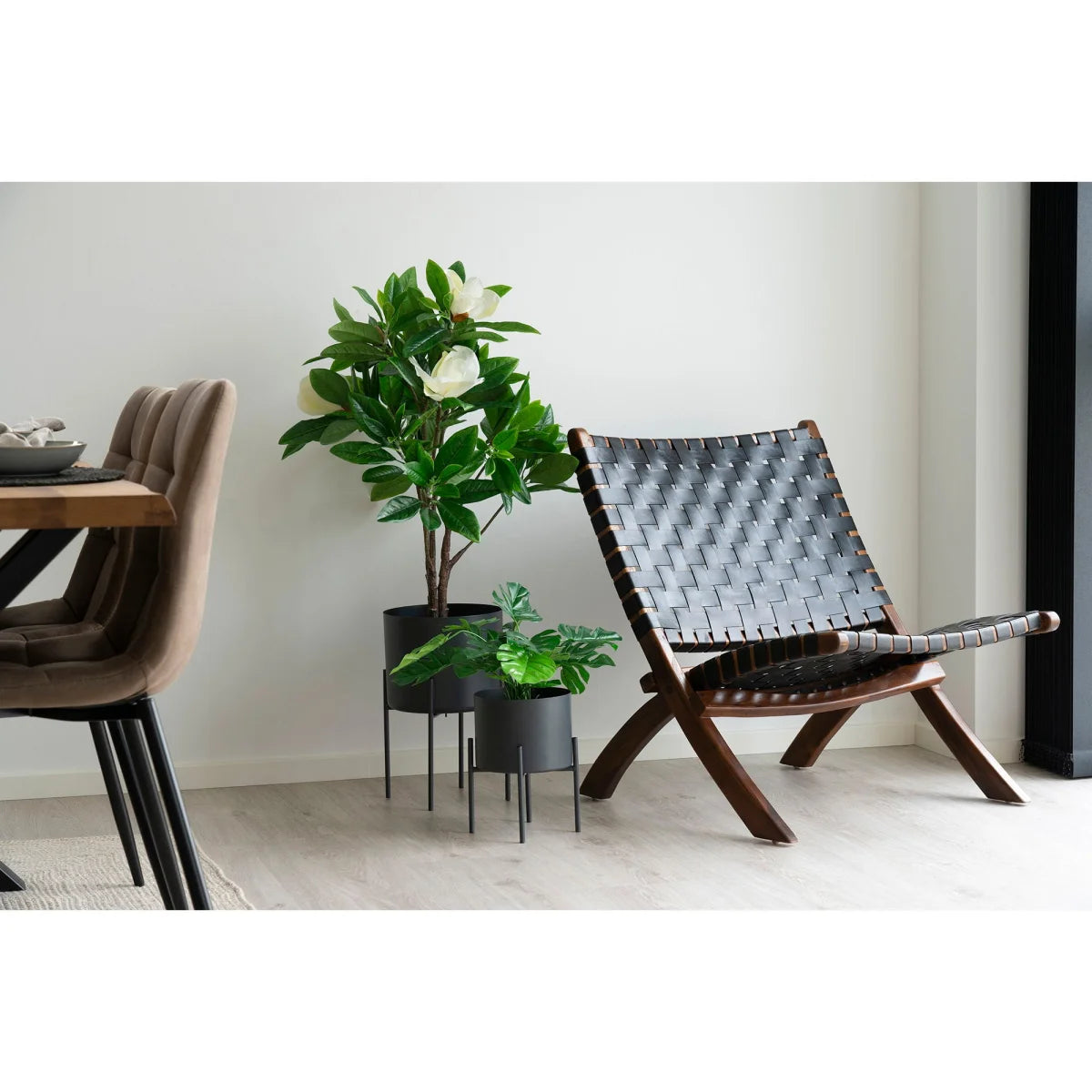 Chaise en cuir tissé noir élégante sur cadre bois foncé