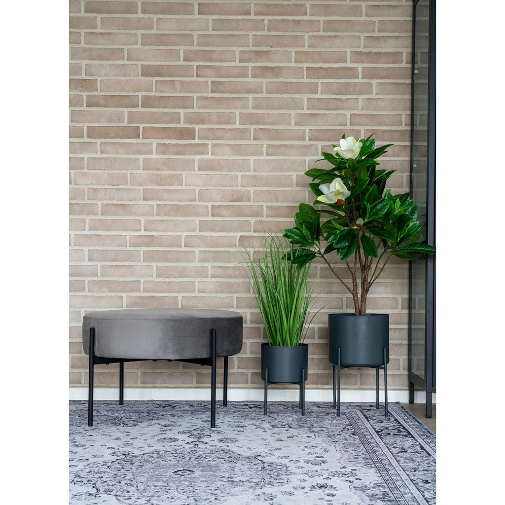Tabouret ottoman en velours gris avec pieds en métal noir