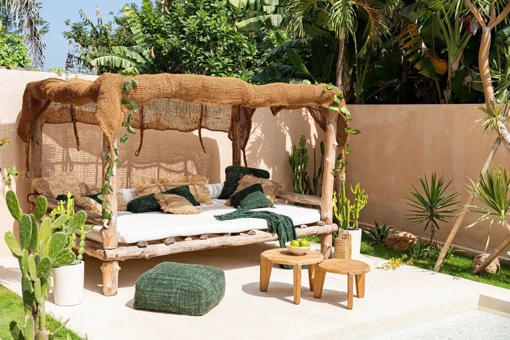 Daybed rustique en bois avec canopy en fibre naturelle et coussins vert forêt