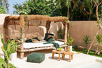 Daybed rustique en bois avec canopy en fibre naturelle et coussins vert forêt