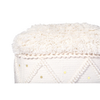 Pouf carré en laine écrue avec motifs losanges, paillettes, et dessus shaggy