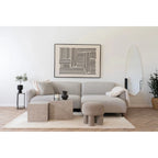 Canapé sectionnel beige texturé en tissu bouclé avec ottomane et tables cubes