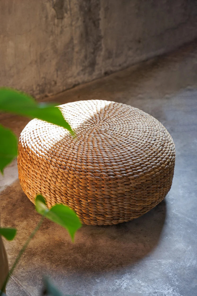 Pouf rond en jacinthe tressée naturel de 60 cm de diamètre pour décoration intérieure