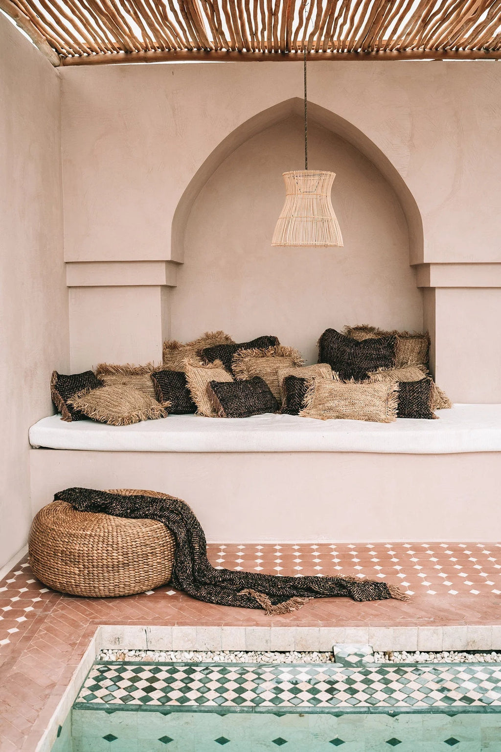Coin salon marocain avec siège rond en jacinthe tressée et décoration en paille naturelle