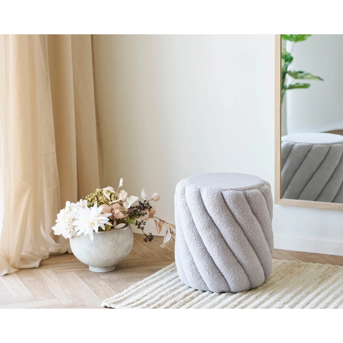 Pouf tissu bouclé greige à relief torsadé cylindrique Ø38xH40 cm