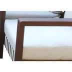 Lit de jardin en bois foncé avec coussins crème pour 4 personnes