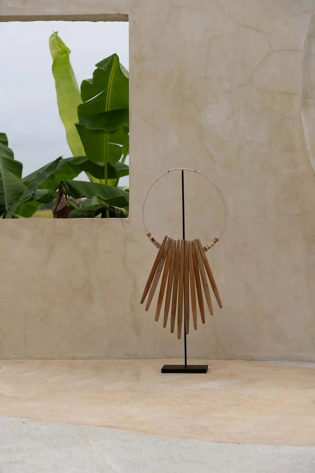 Sculpture décorative circulaire en bois naturel avec éléments en forme de ventilateur sur socle