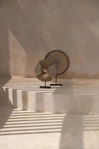 Sculpture décorative ronde en fibres naturelles et coquillages sur socle