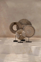 Disques décoratifs en coquillages et fibres naturelles sur socle pour décoration intérieure