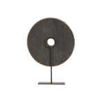 Objet décoratif rond noir en fibres naturelles et coquillages sur socle