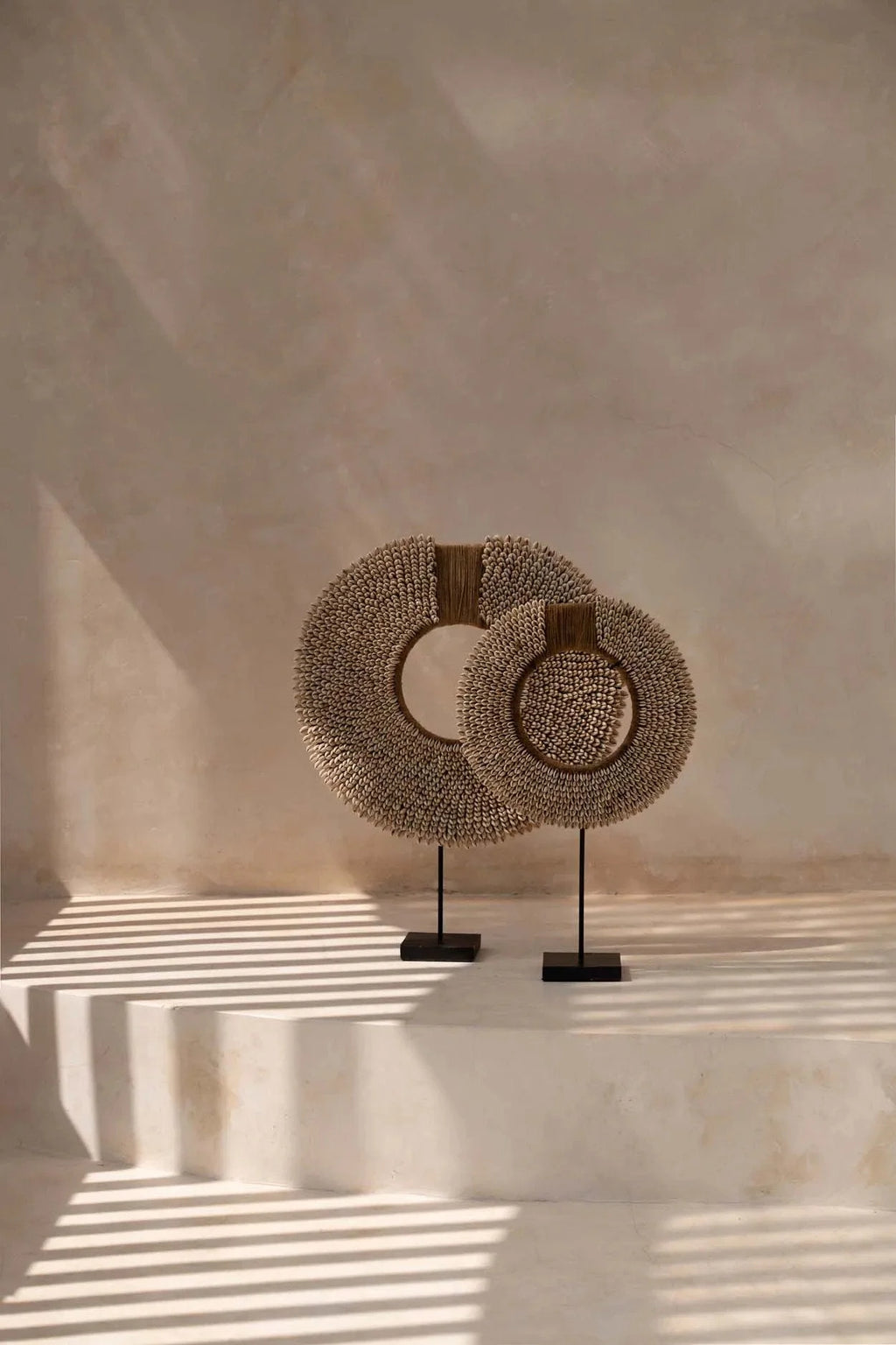Sculpture murale en coquillage naturel sur socle 52 cm