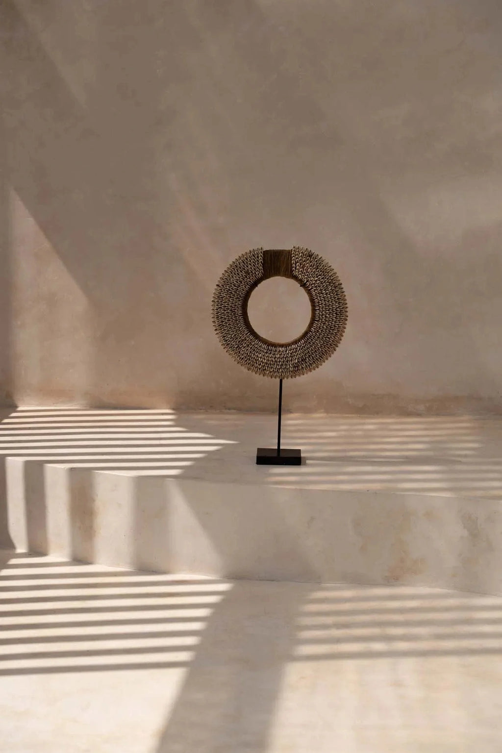 Sculpture murale en coquillage naturel sur socle 52 cm