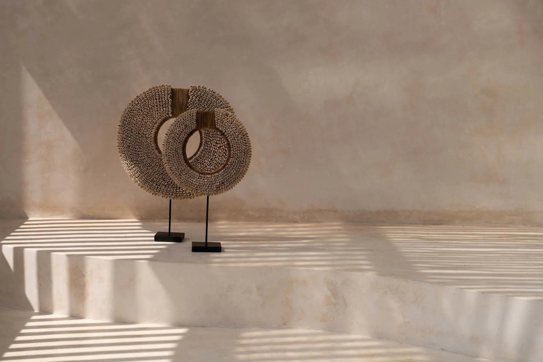 Sculpture murale en coquillage naturel sur socle 52 cm