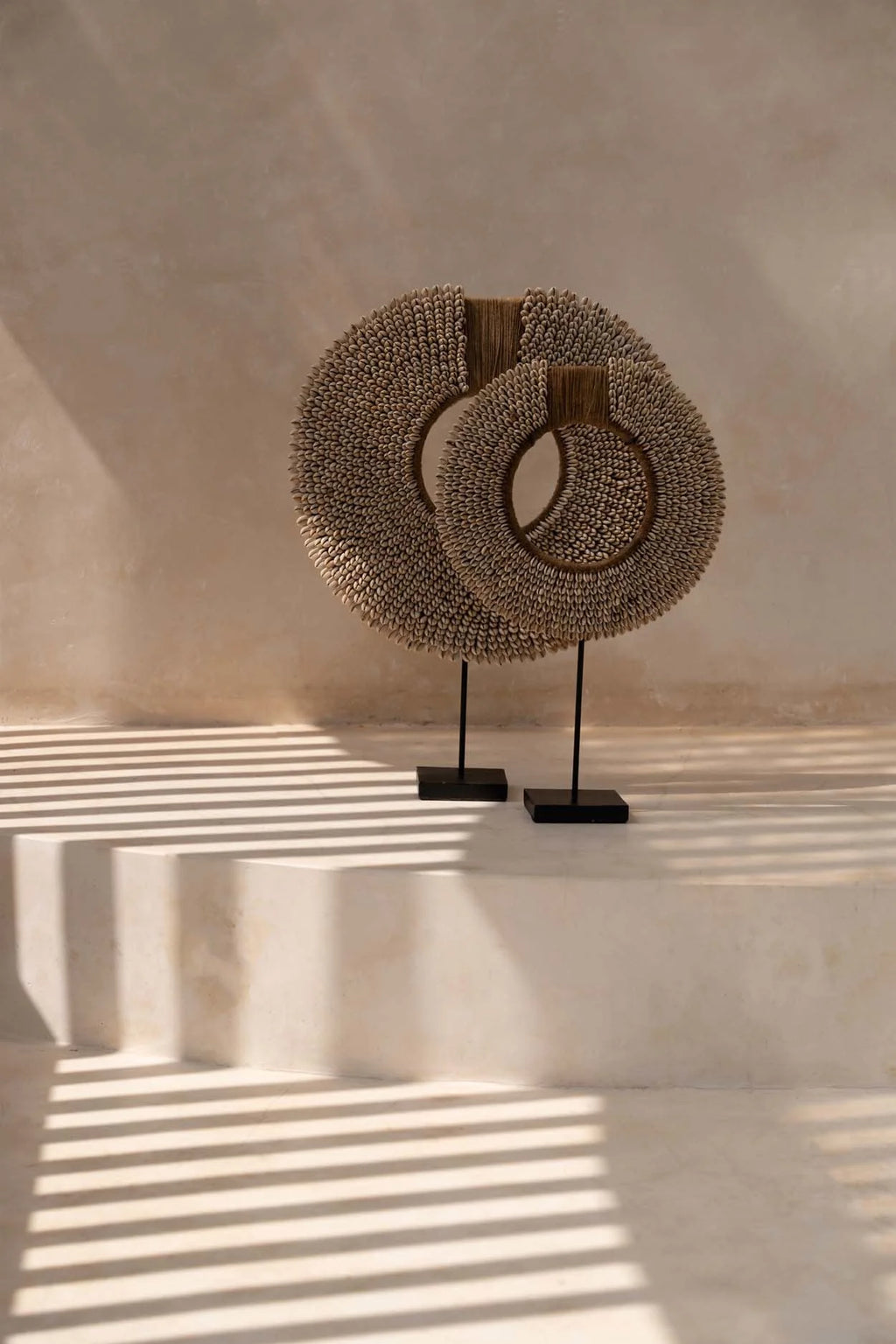 Sculpture murale en coquillage naturel sur socle 52 cm