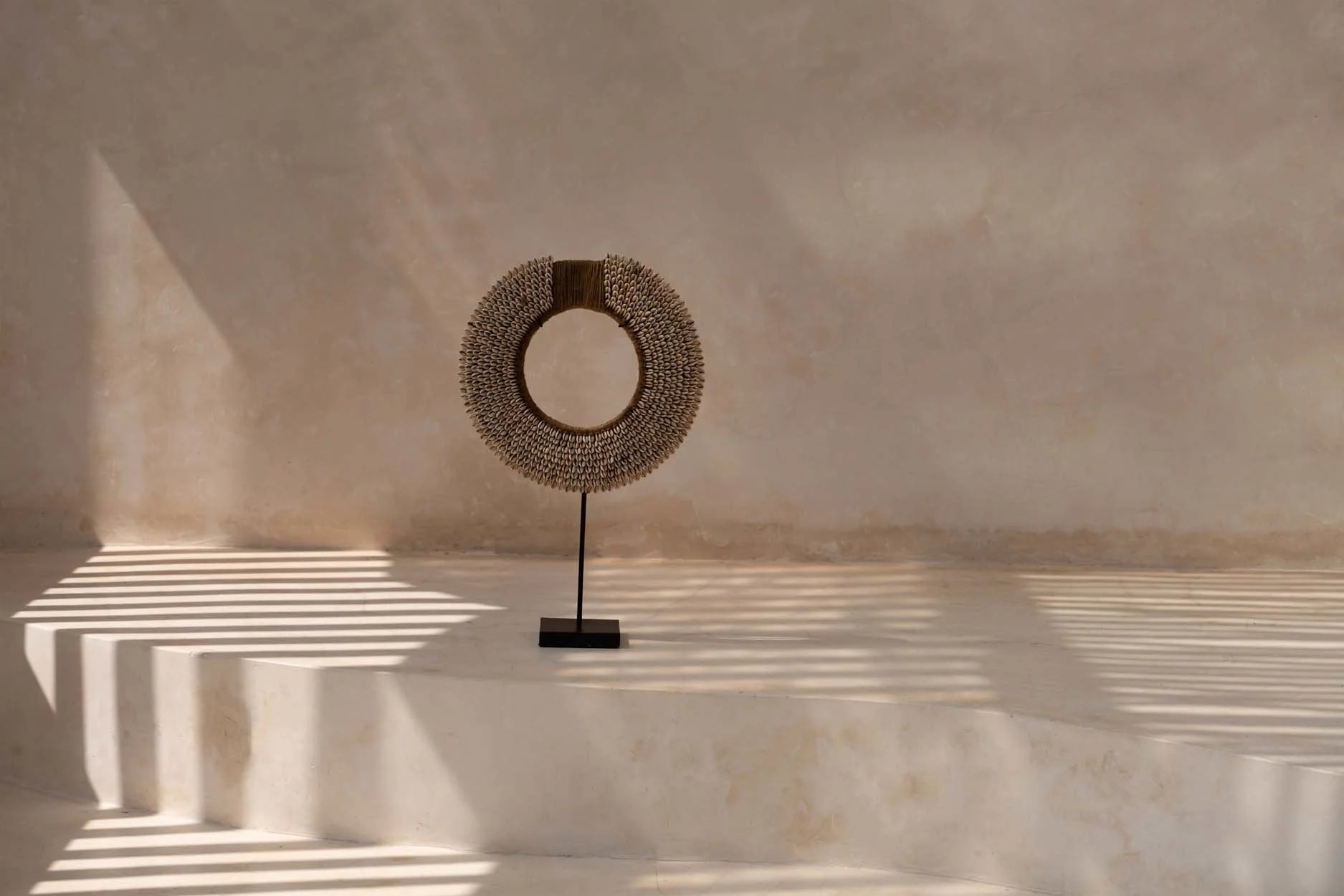 Sculpture murale en coquillage naturel sur socle 52 cm