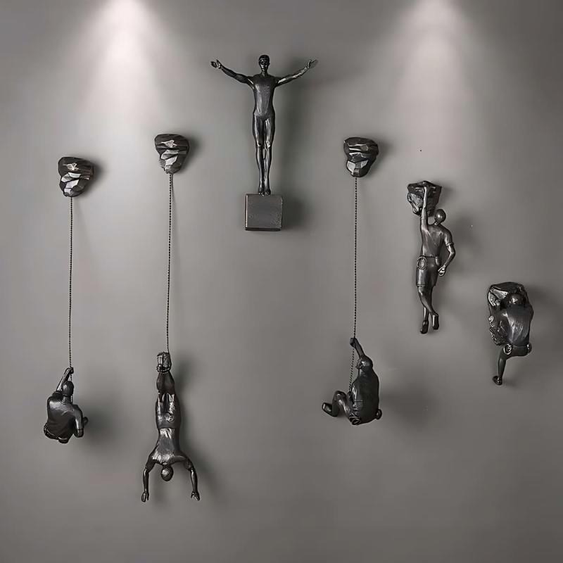 Sculpture murale grimpeur en résine dans un salon