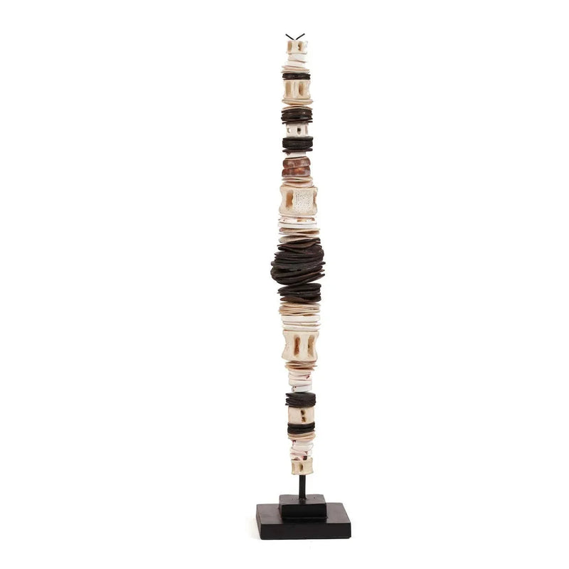 Sculpture totem en coquillage noir et blanc sur socle artisanal – H55 cm