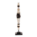 Totem sculptural décoratif en coquillages noir et blanc sur socle