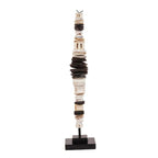Totem sculptural décoratif en coquillages noir et blanc sur socle