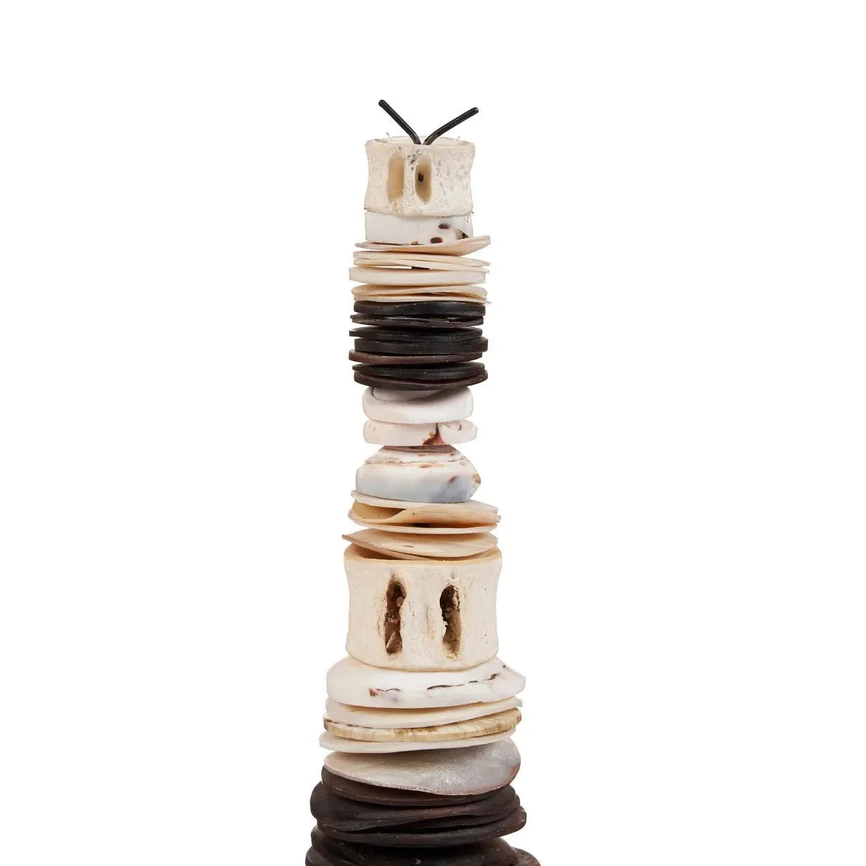 Tour totem sculpté en coquillages noir et blanc sur socle