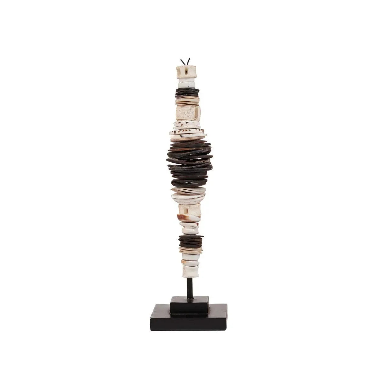 Sculpture tribale en coquillage noir naturel sur support bois