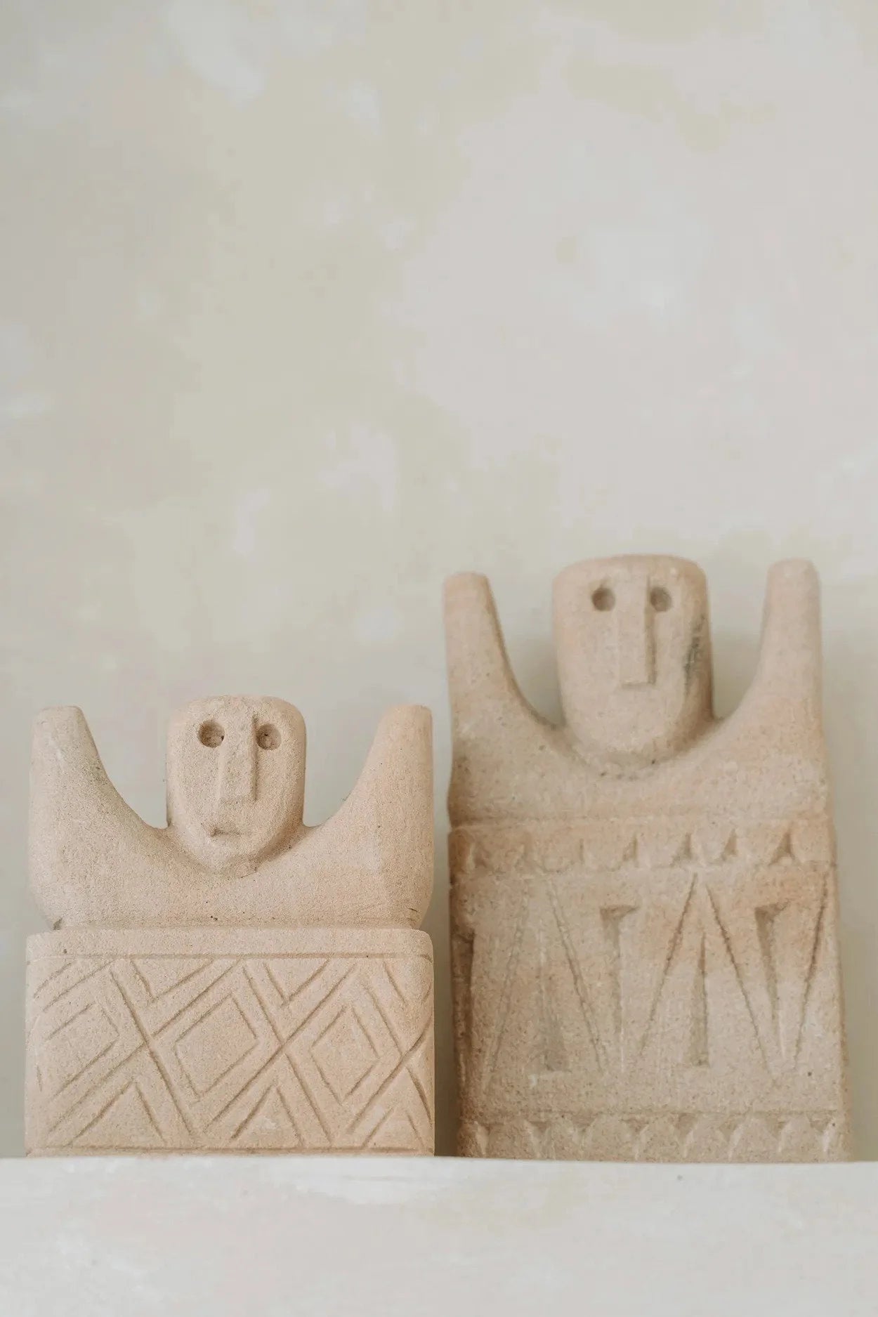 Statue en grès sculptée main représentant deux figures humaines anciennes beige